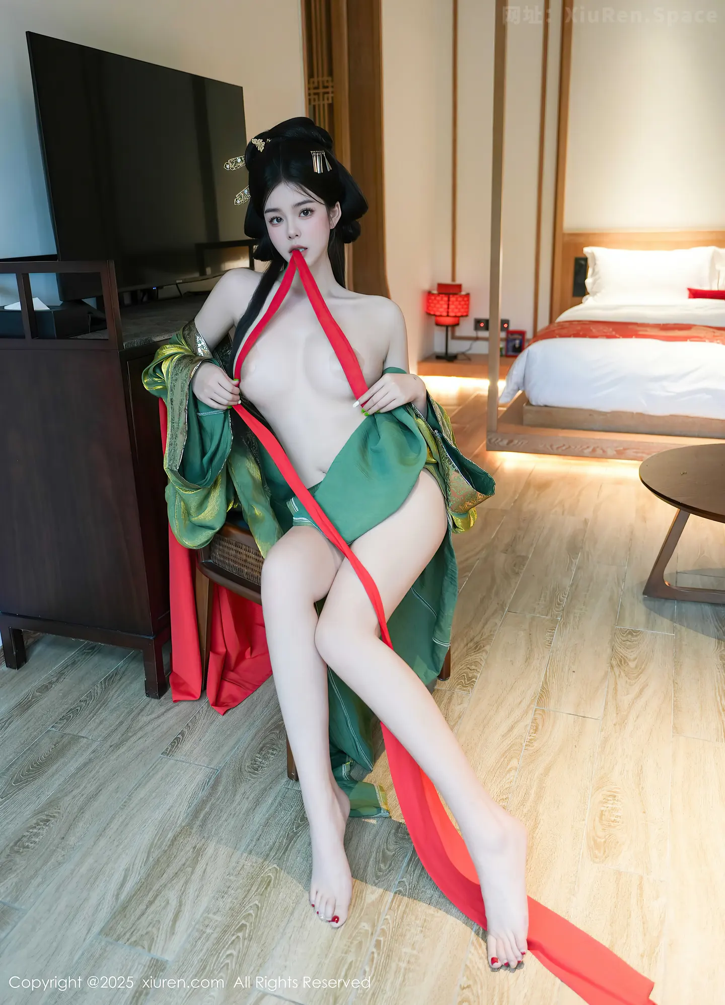 图片[2]-[XiuRen秀人网] VOL.10126 模特雪糕CiCi性感绿色古风服饰露红色情趣服饰秀美腿诱惑写真68P-秀人网官方网站